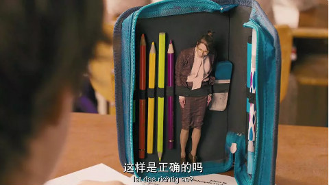 熊孩子发现老师变小了,就把她放在铅笔盒中帮自己考试作弊!